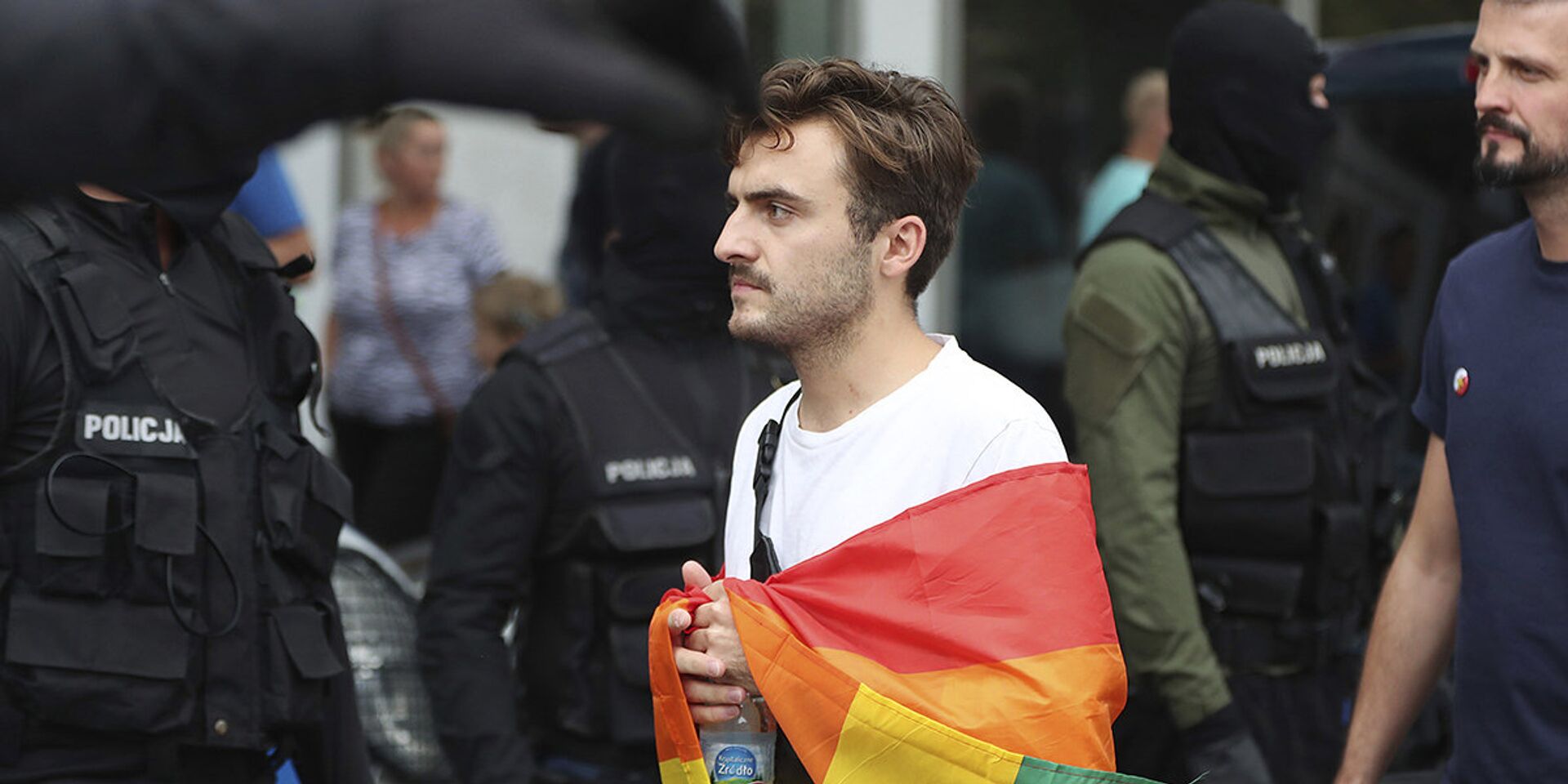Участник гей-парада в Варшаве - ИноСМИ, 1920, 17.11.2020