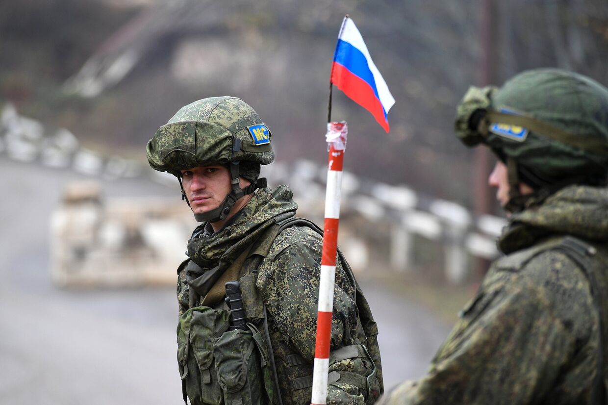 Российские миротворцы обеспечивают безопасность движения по Лачинскому коридору
