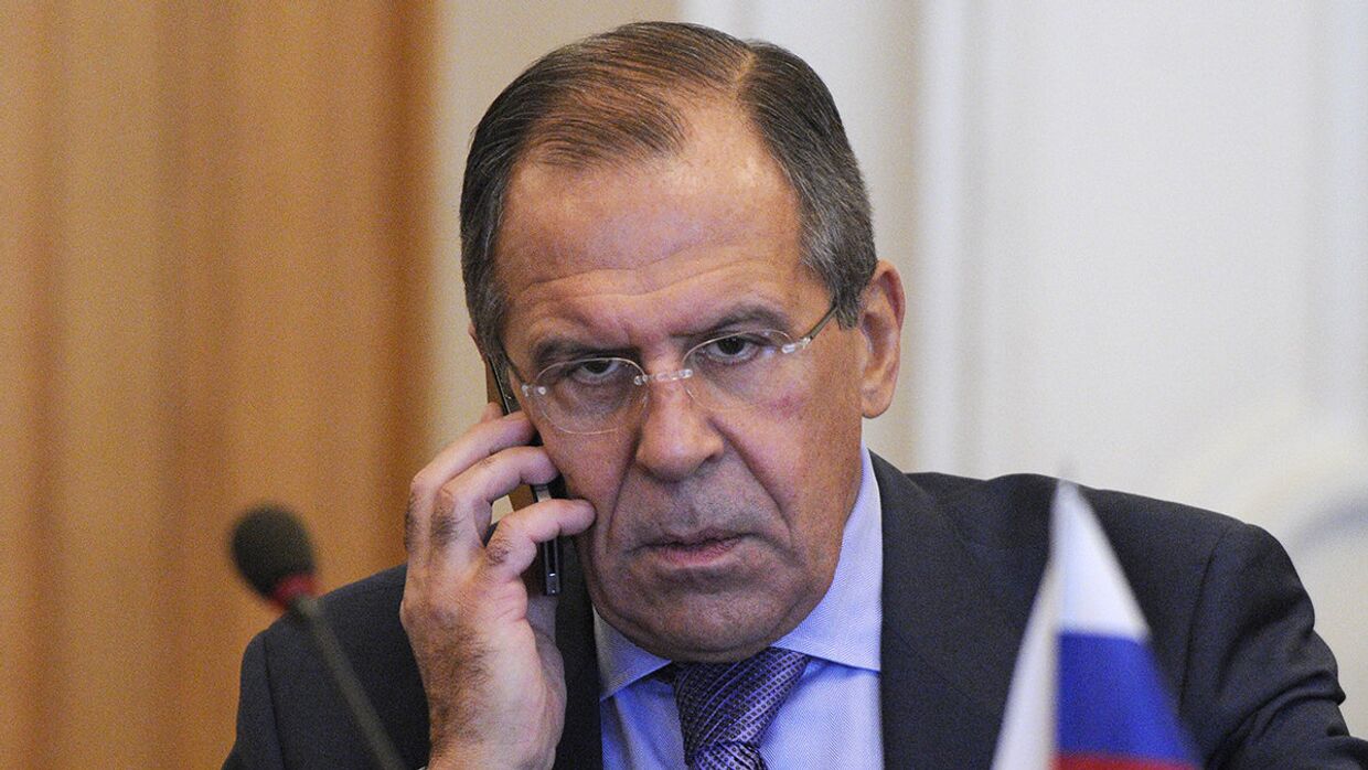 Министр иностранных дел России Сергей Лавров говорит по телефону