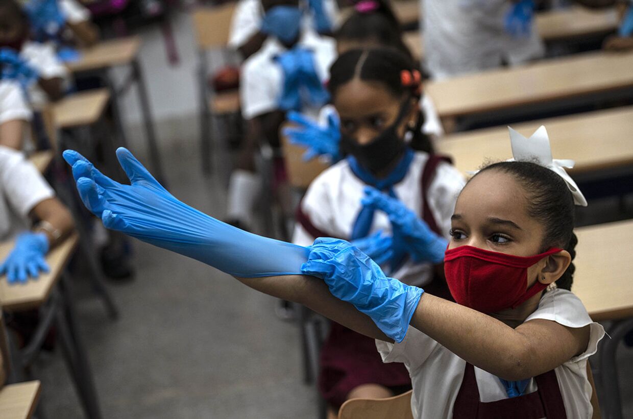 Ученики в защитных перчатках в Гаване