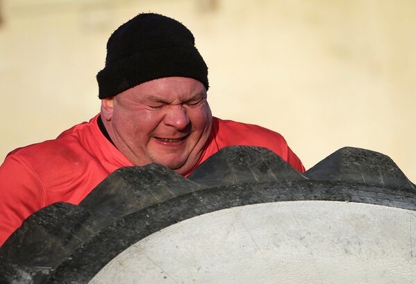 Спортсмен на турнире «Люди сильнее машин» в Севастополе