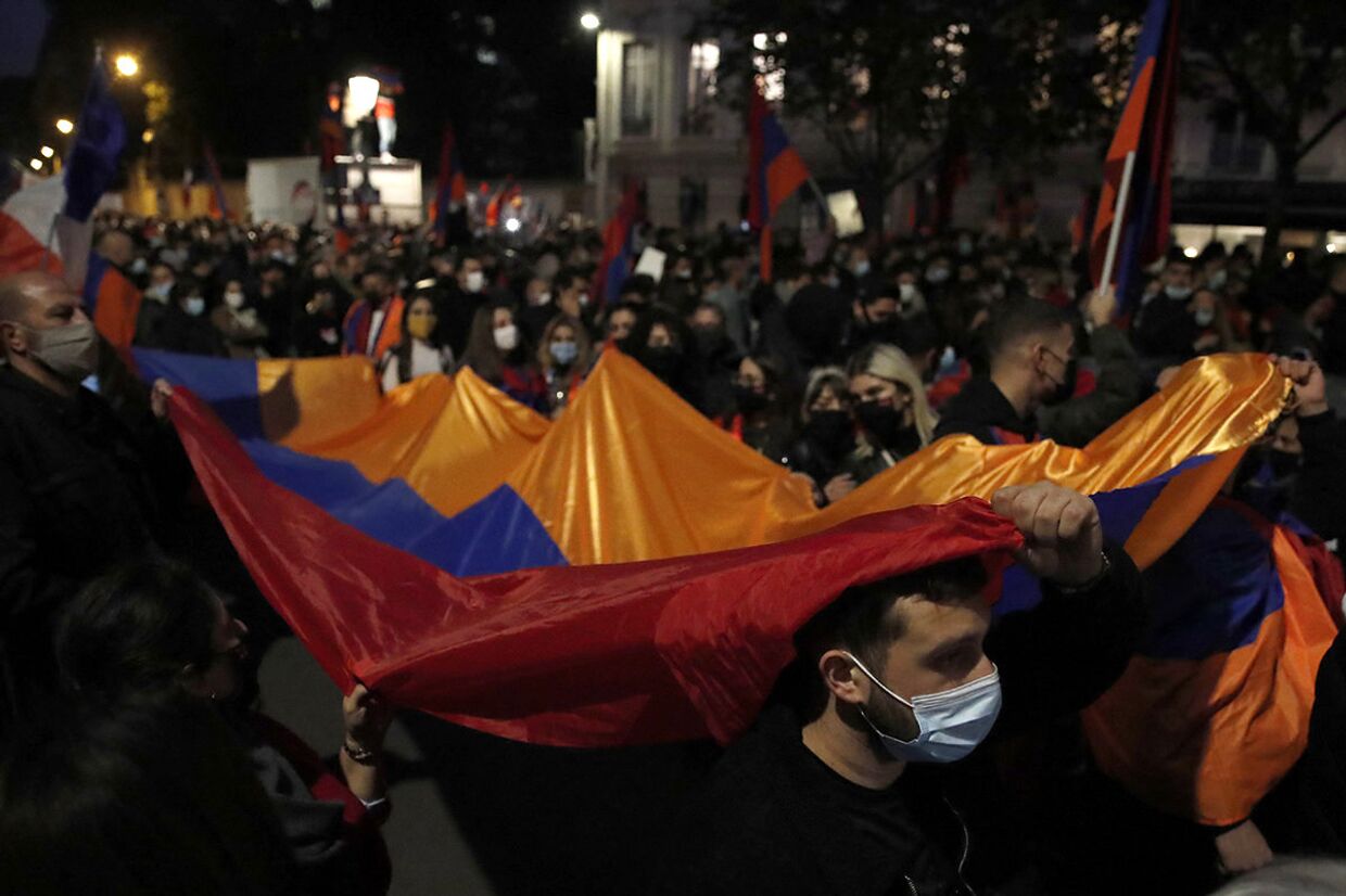 Участники акции протеста призывают к прекращению боевых действий в Нагорном Карабахе в Париже