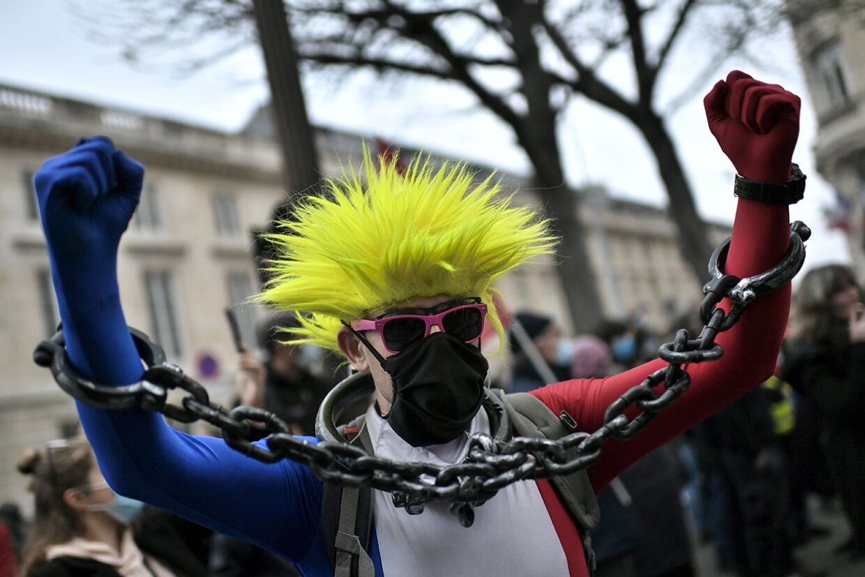 Участник акции протеста в Париже