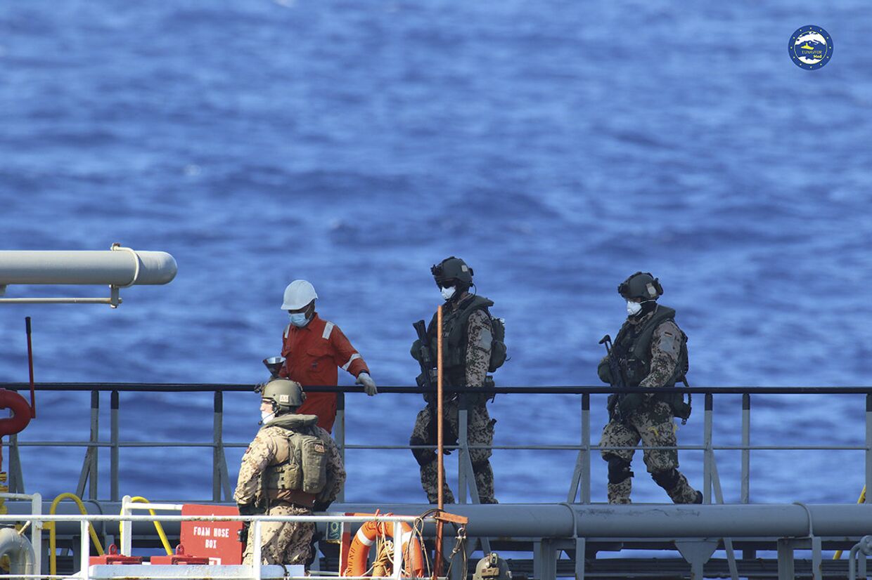 Морские пехотинцы ЕС осматривают судно Royal Diamond 7
