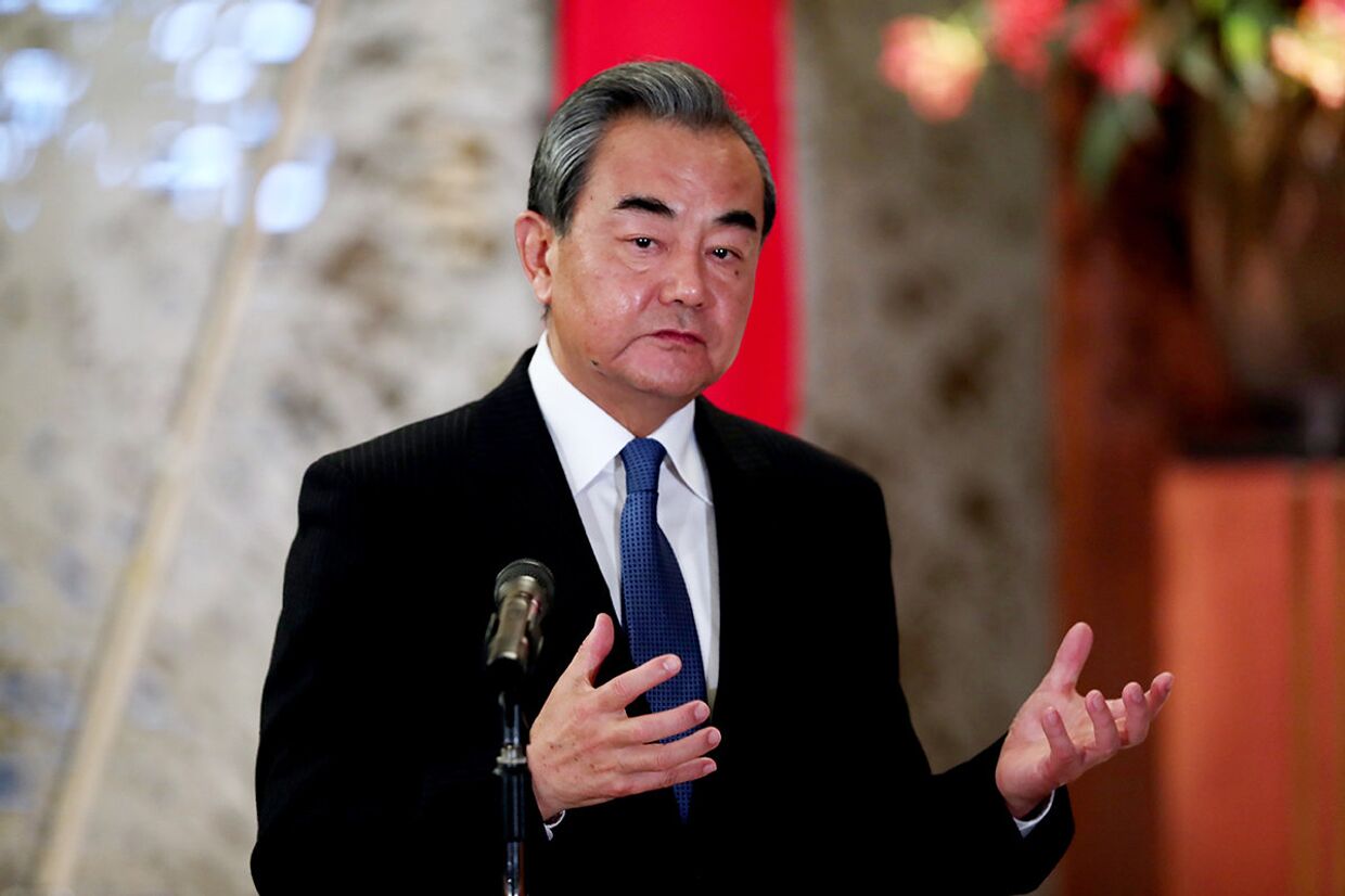 Министр иностранных дел Китая Ван И выступает по итогам встречи в Токио