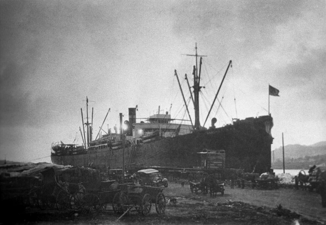 Судно в порту Владивостока. 1920 г.