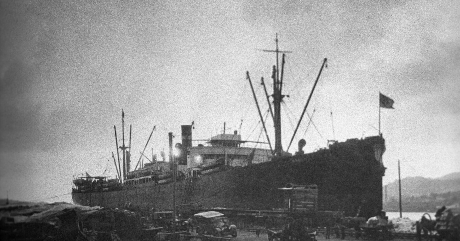 Судно в порту Владивостока. 1920 г. - ИноСМИ, 1920, 31.12.2021