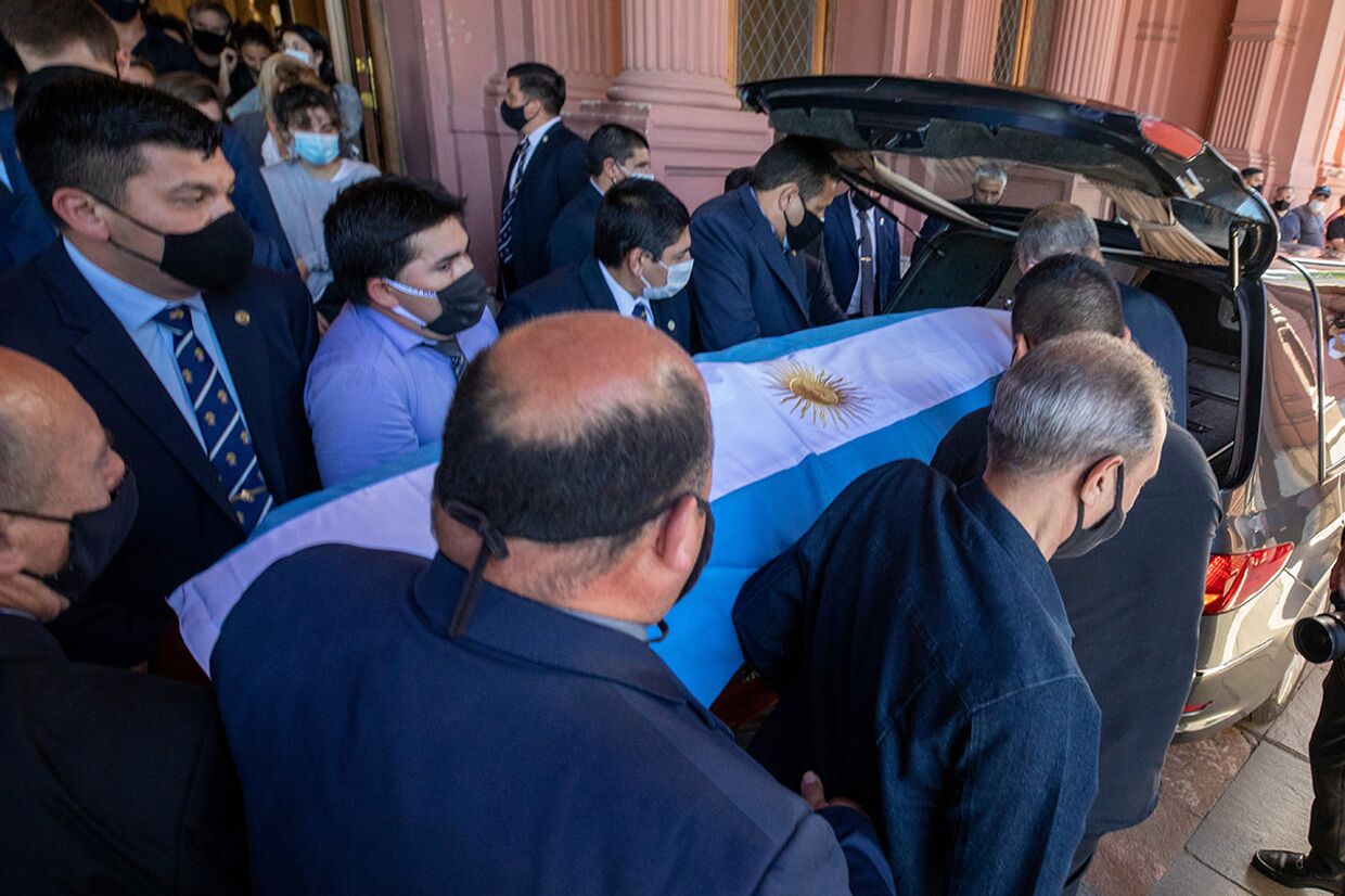 Гроб с телом Диего Марадоны в Буэнос-Айресе, Аргентина