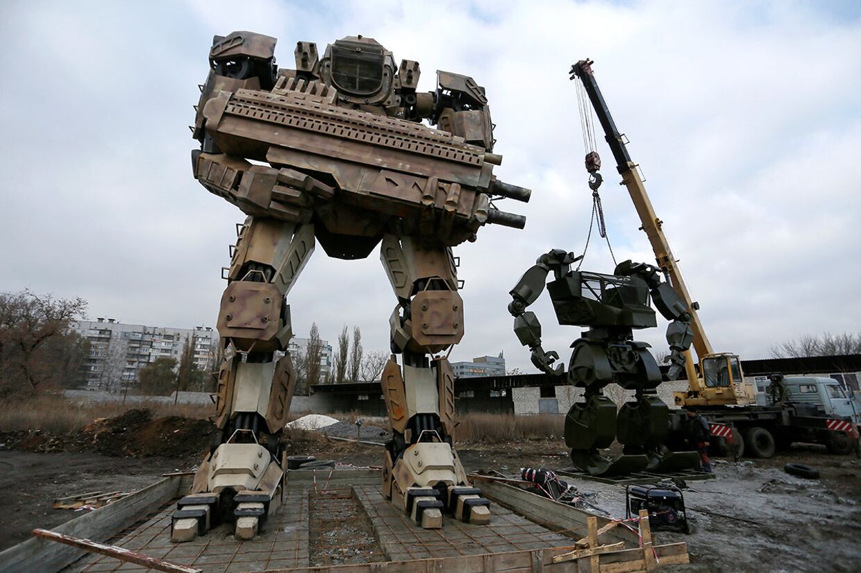 Гигантские роботы из автозапчастей в Донецке