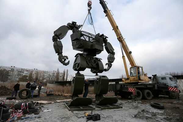 Гигантские роботы из автозапчастей в Донецке