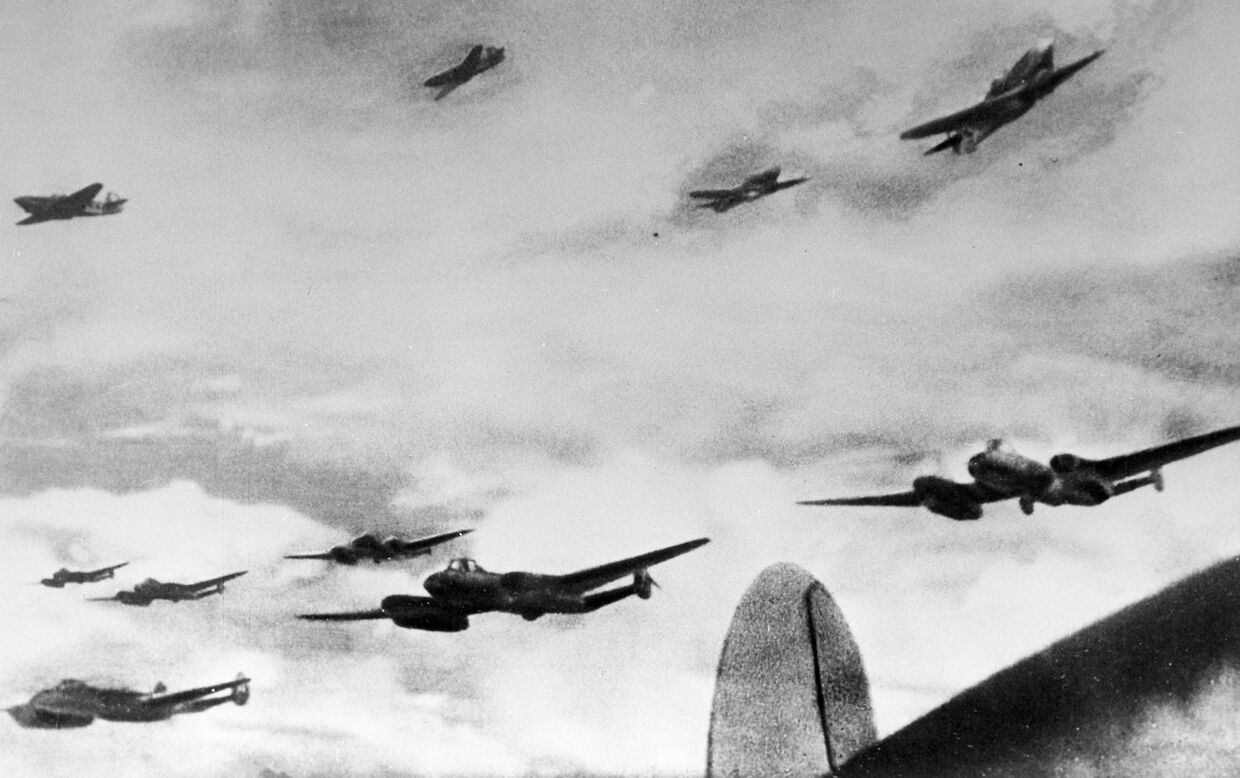Советские бомбардировщики в сопровождении истребителей на боевом курсе