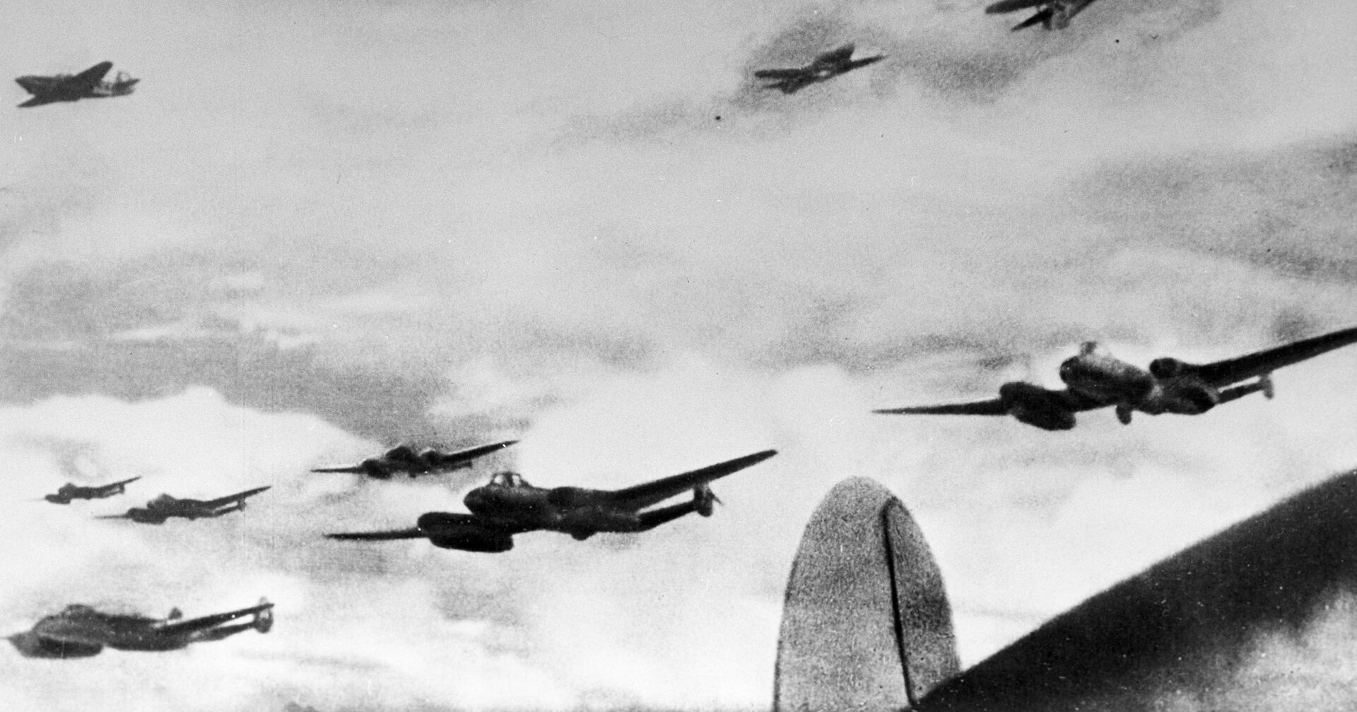 Советские бомбардировщики в сопровождении истребителей на боевом курсе - ИноСМИ, 1920, 02.08.2021
