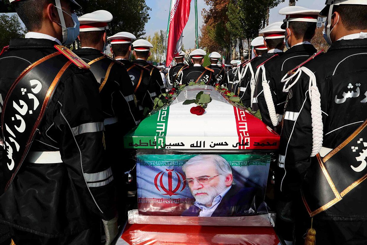 Гроб с телом иранского ученого-ядерщика Мохсена Фахризаде во время траурной церемонии в Тегеране