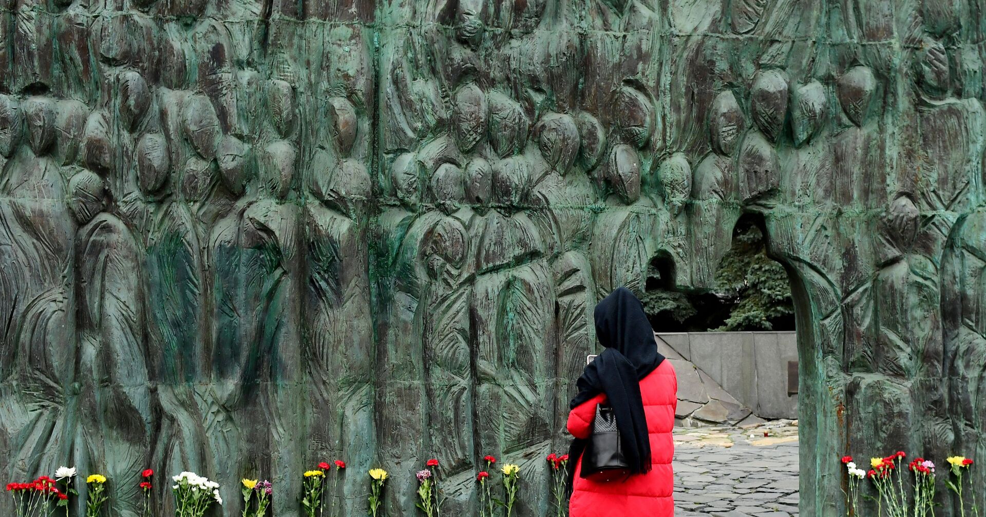 Женщина у мемориала Стена скорби - ИноСМИ, 1920, 01.12.2020