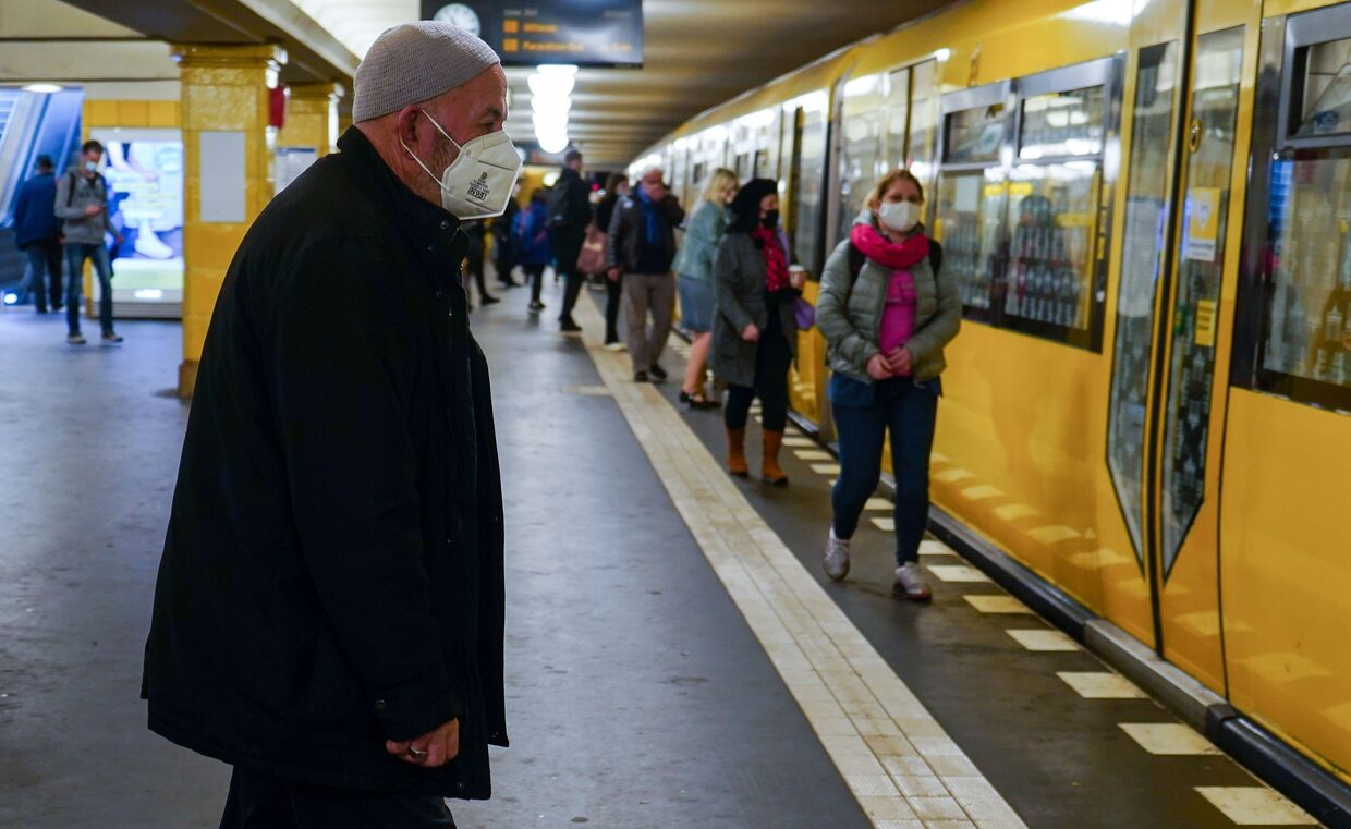 Люди в масках в метрополитене Берлина