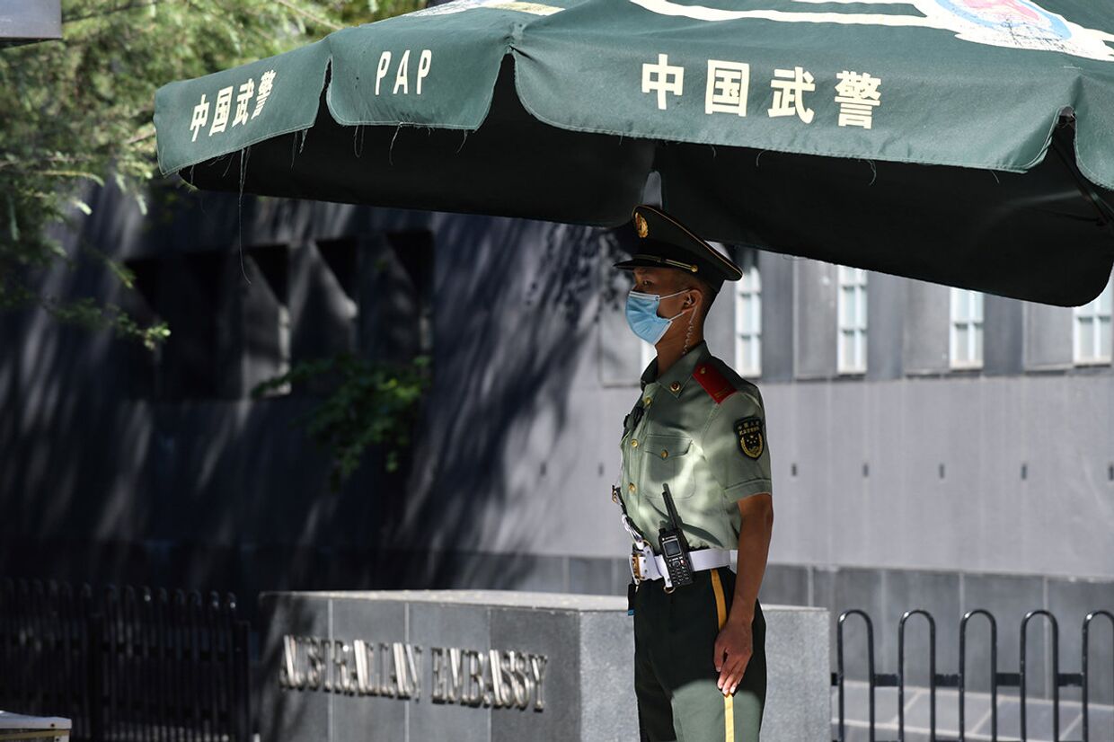 Китайский полицейский у посольства Австралии в Пекине
