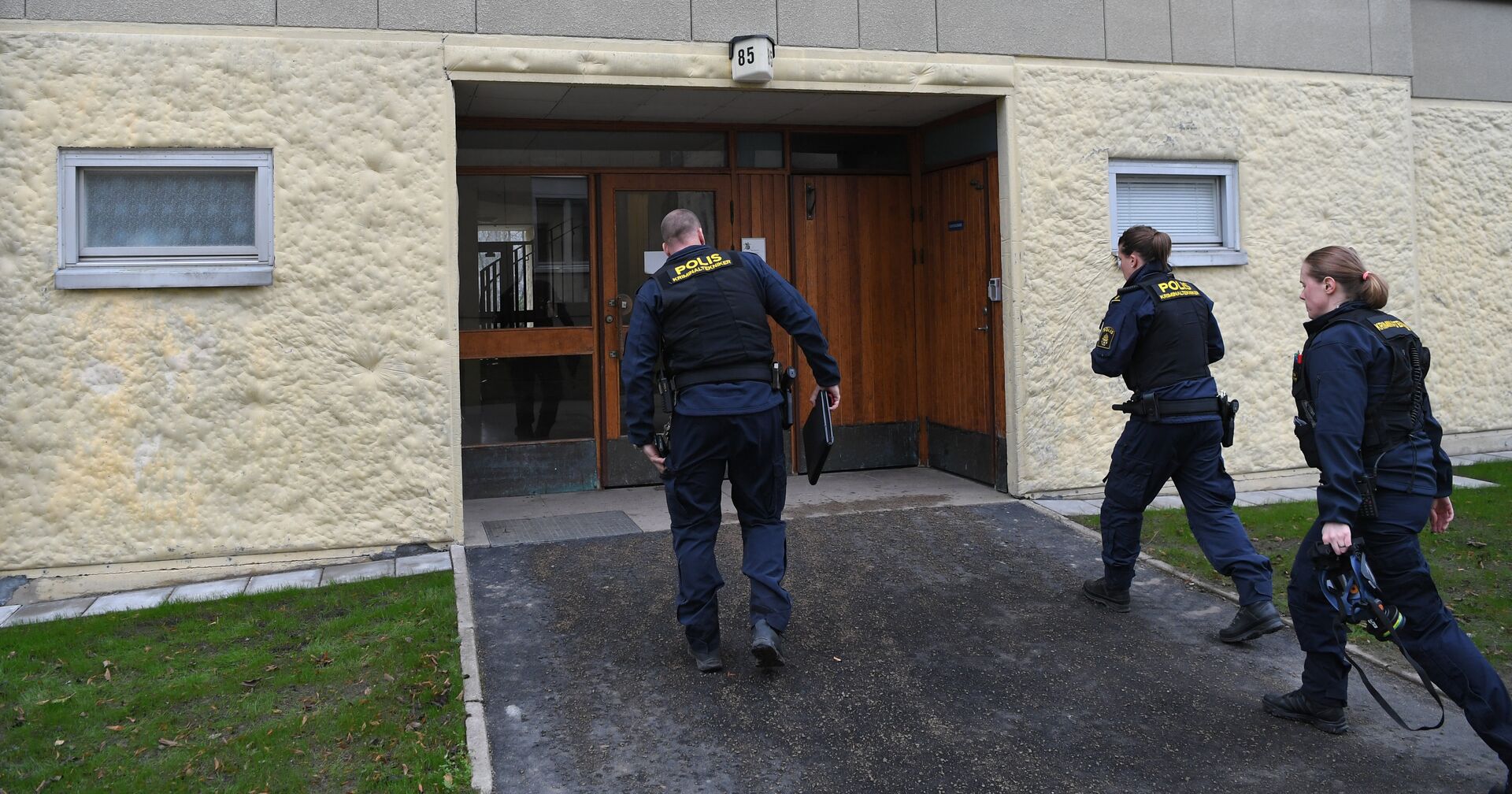 1 декабря 2020. Сотрудники полиции входят в дом на юге Стокгольма, где женщина 28 лет держала взаперти сына - ИноСМИ, 1920, 02.12.2020