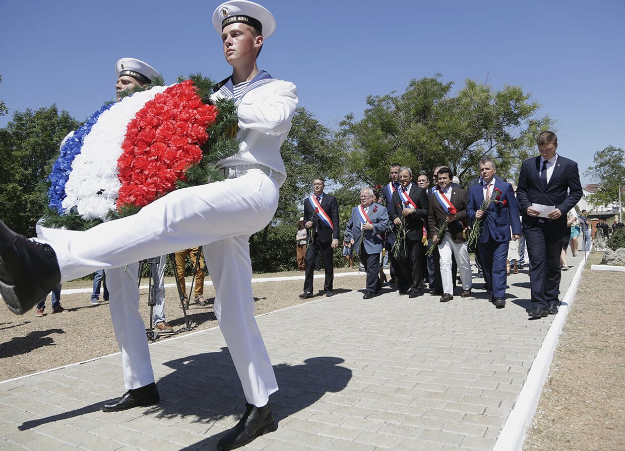 Церемония возложения венков на французском военном кладбище в Севастополе