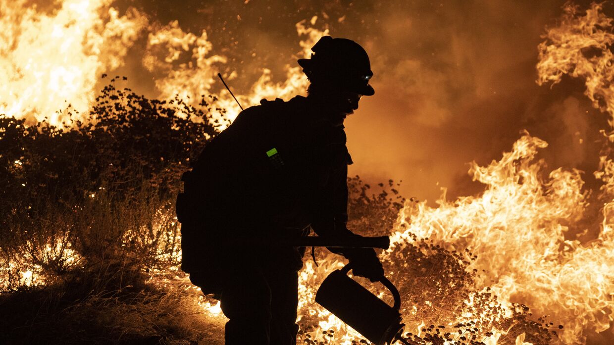 Борьба с природными пожарами на горном хребте Сан-Габриэль в округе Лос-Анджелес, Калифорния