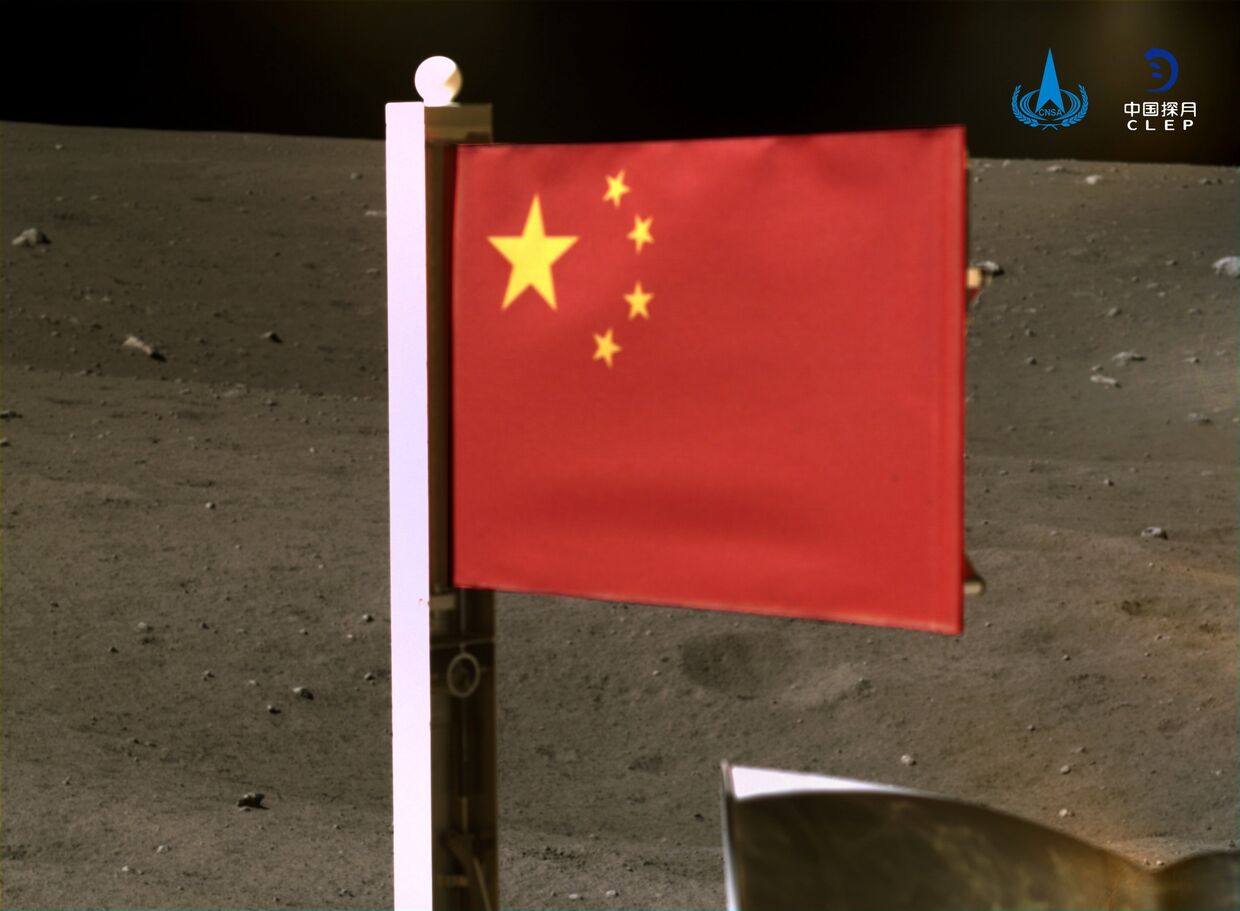 Национальный флаг Китая с космического корабля Чанъэ-5, установленный на Луне