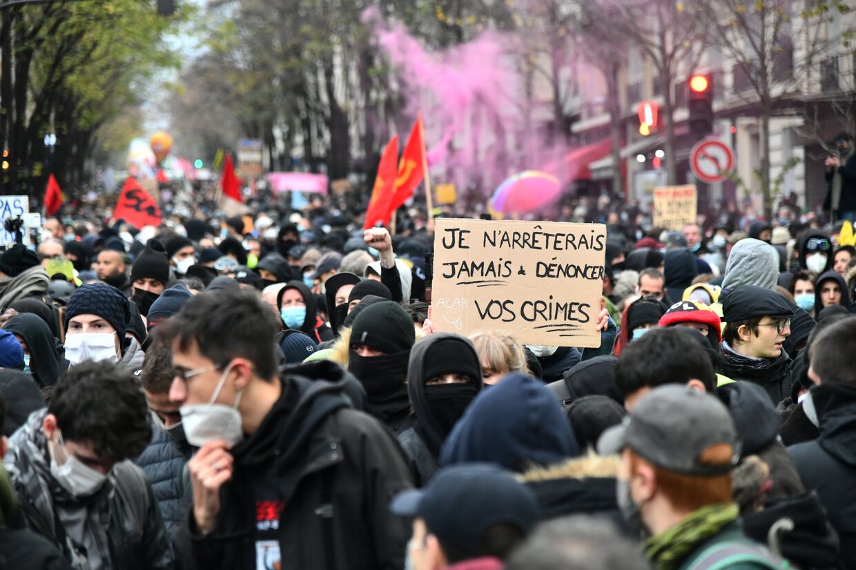 Участники акции протеста против законопроекта О глобальной безопасности в Париже