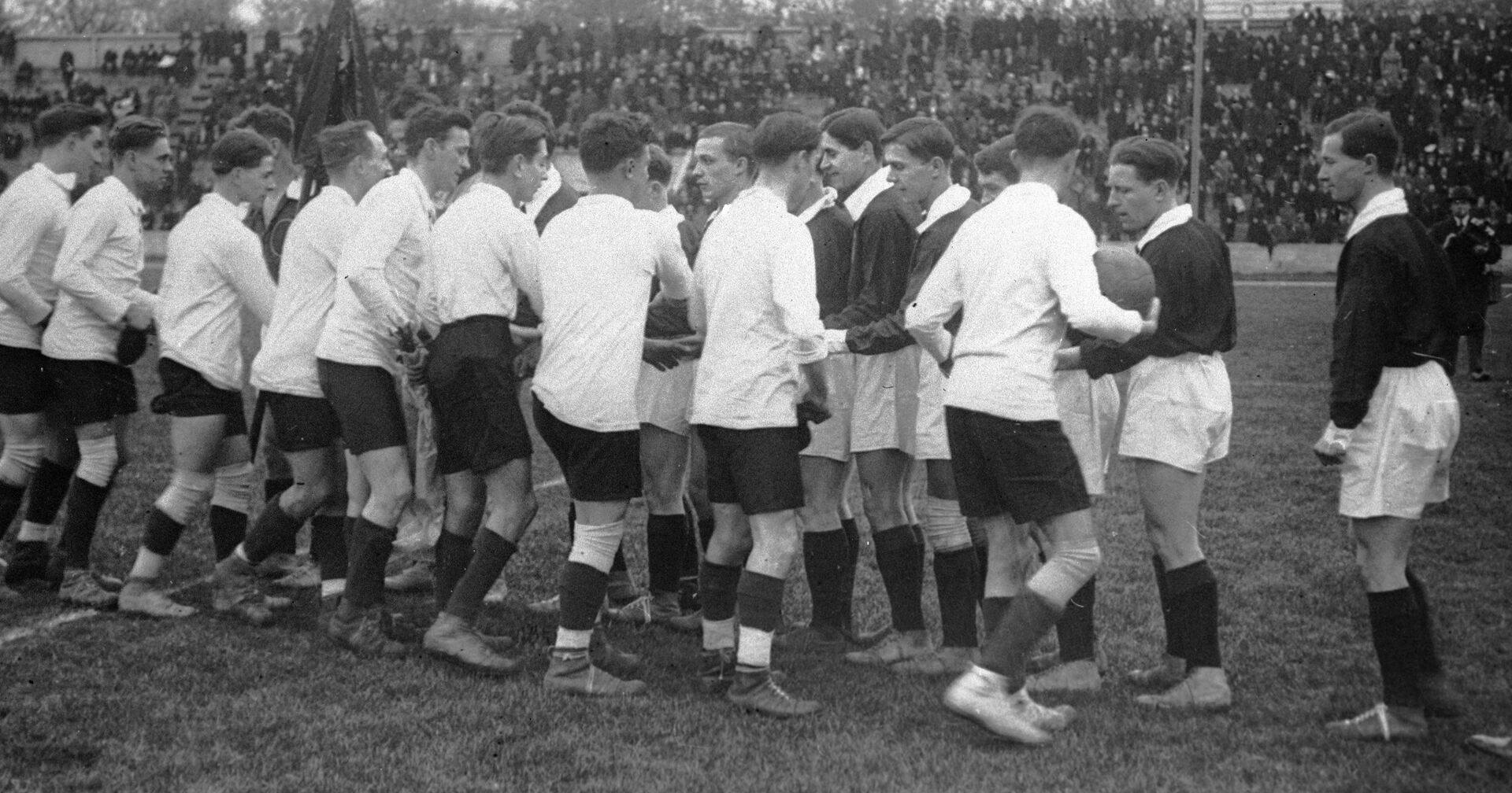 Футболисты сборных рабочих команд Советского Союза и Франции обмениваются рукопожатиями перед началом матча на стадионе Першинг - ИноСМИ, 1920, 21.12.2020