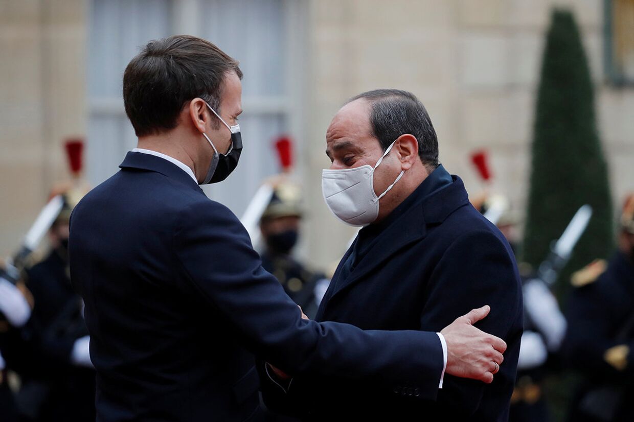 Президент Франции Эммануэль Макрон и президент Египта Абдул-Фаттах Халил Ас-Сиси на встрече в Париже