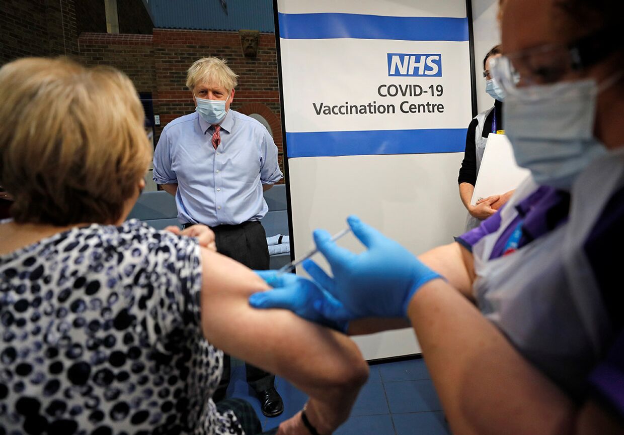 Премьер-министр Великобритании Борис Джонсон наблюдает за вакцинацией в больнице в Лондоне, Великобритания