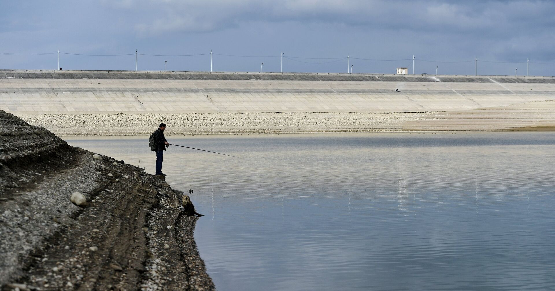 Мужчина ловит рыбу на берегу Аянского водохранилища в Крыму - ИноСМИ, 1920, 21.01.2021