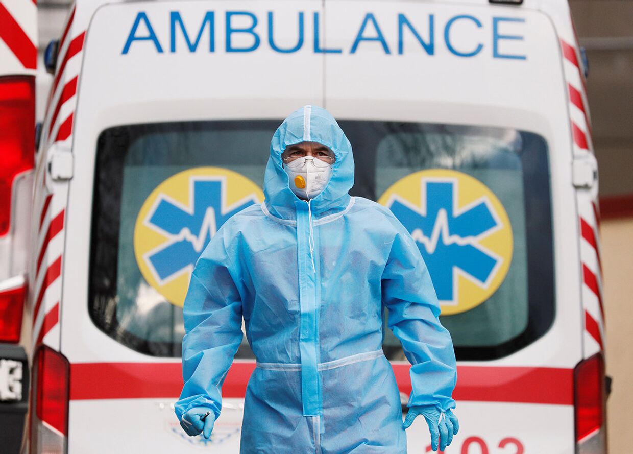 Медицинский работник в защитном снаряжении в Киеве, Украина