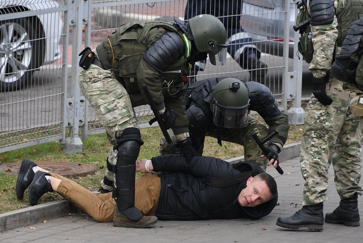 Сотрудники правоохранительных органов задерживают участника несанкционированной акции «Дзяды» («Деды», «Предки») в Минске