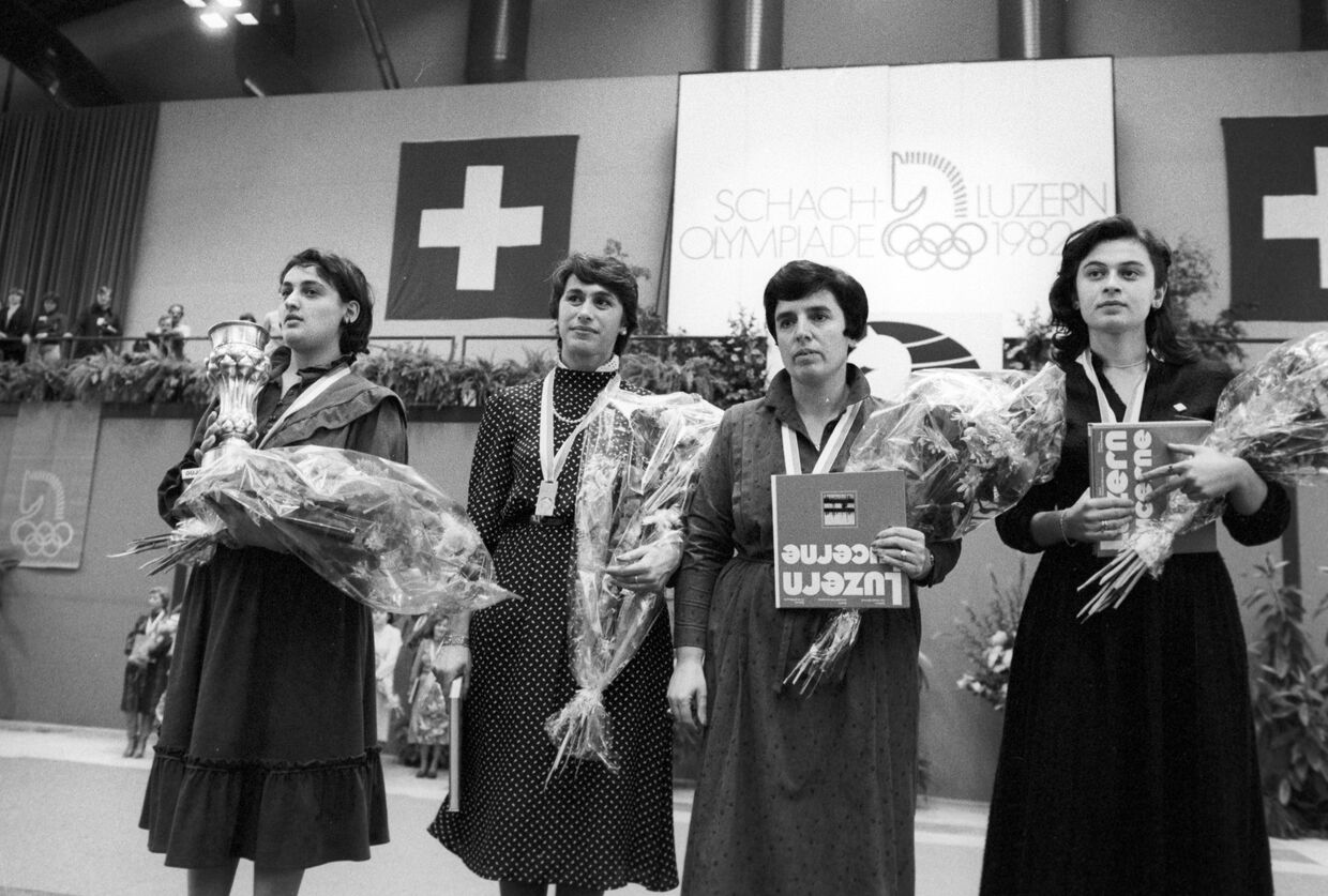Члены Олимпийской сборной команды СССР по шахматам, олимпийские чемпионы (слева направо) Майя Чибурданидзе, Нана Александрия, Нона Гаприндашвили и Нана Иоселиани. Всемирная шахматная Олимпиада 1982-го года в Швейцарии