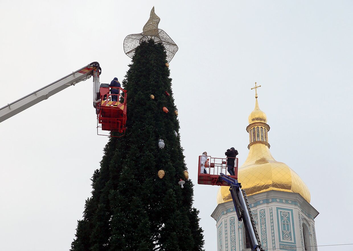 Украшение новогодней елки в Киеве, Украина