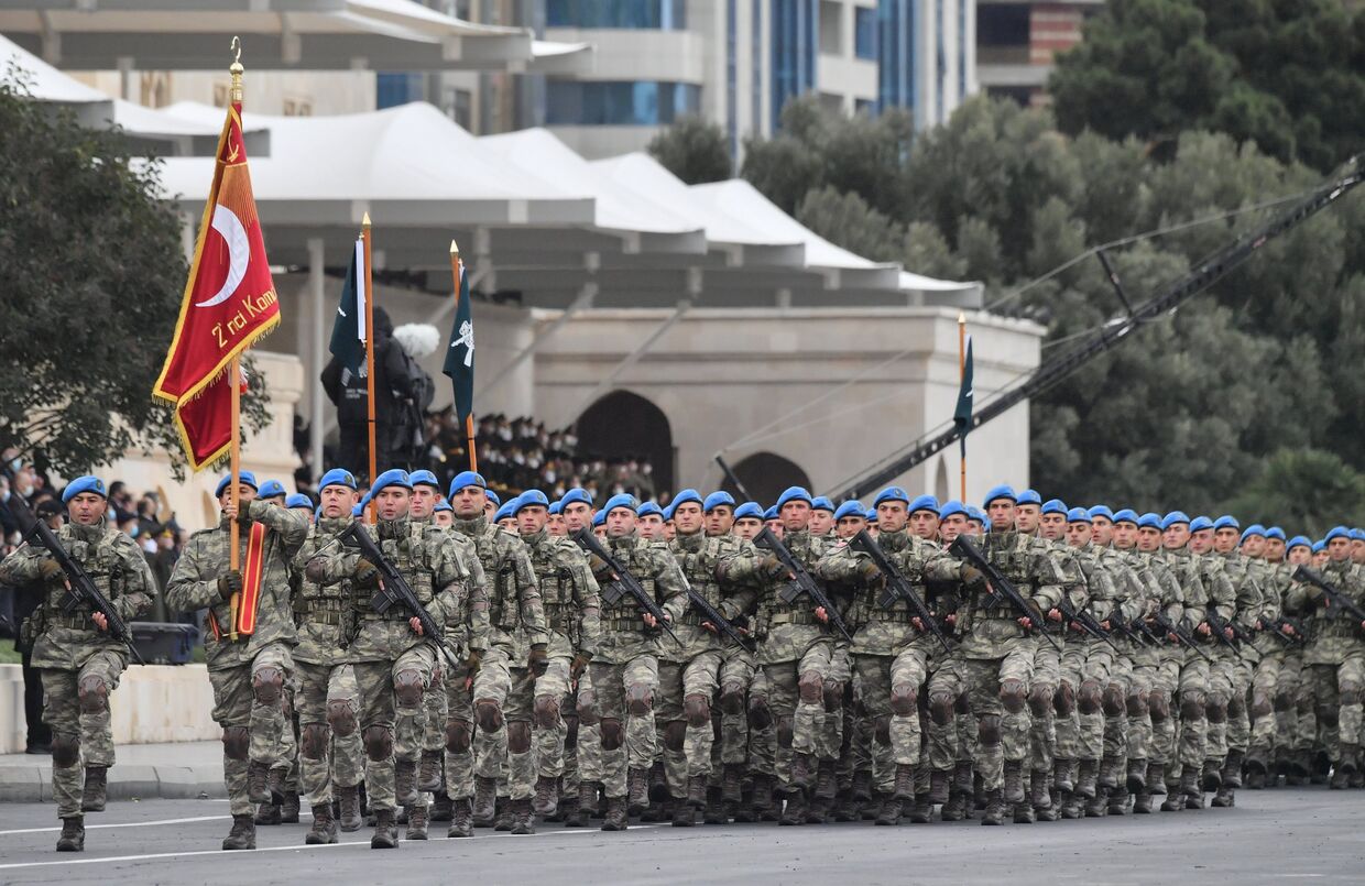 Военнослужащие турецкой армии на военном параде в Баку