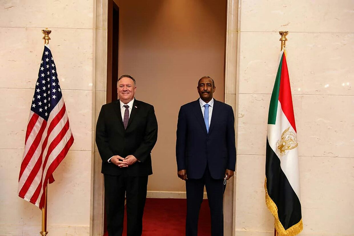 Госсекретарь США Майк Помпео и генерал Абдель Фаттах аль-Бурхан в Хартуме