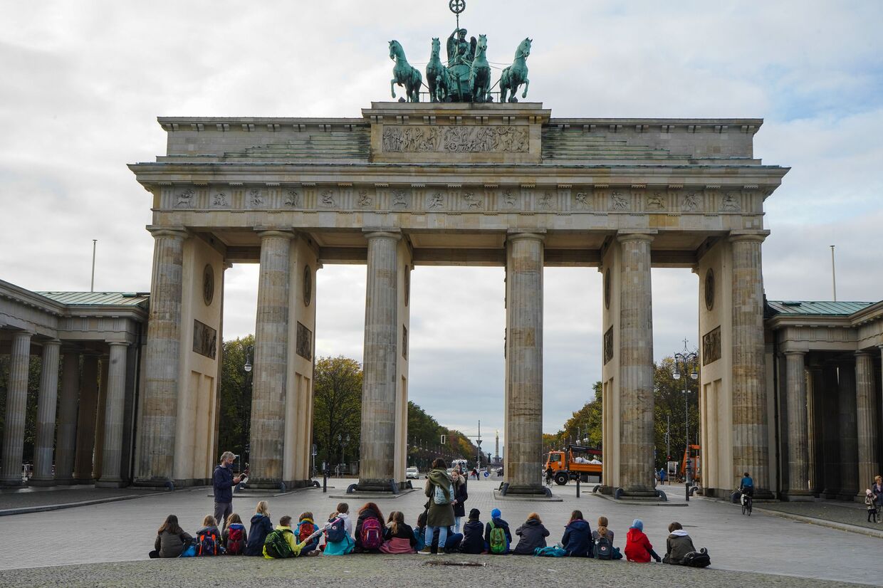 Группа людей у Бранденбургских ворот в Берлине