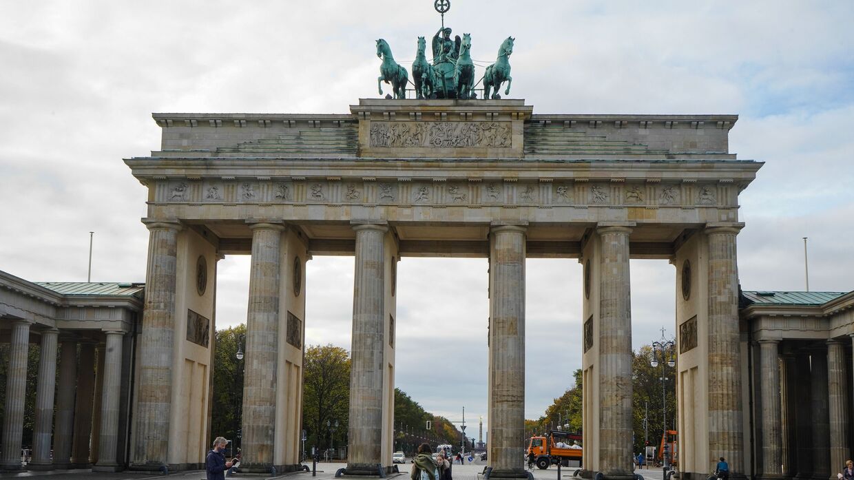 Группа людей у Бранденбургских ворот в Берлине