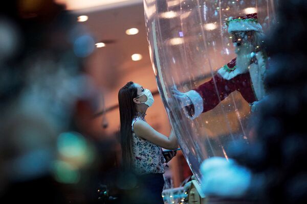 Санта-Клаус внутри пластикового пузыря в торговом центре в Бразилиа
