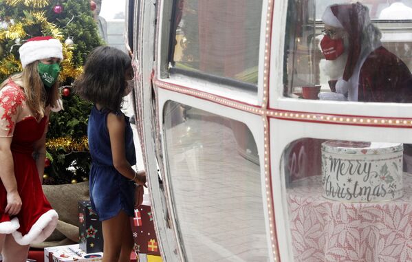 Девочка общается с Санта-Клаусом в Рио-де-Жанейро