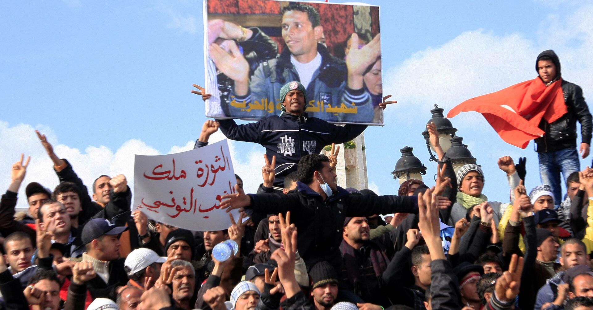 28 января 2011. Протестующие в Тунисе с портретом совершившего самосожжение Мохаммедом Буазизи - ИноСМИ, 1920, 17.12.2020