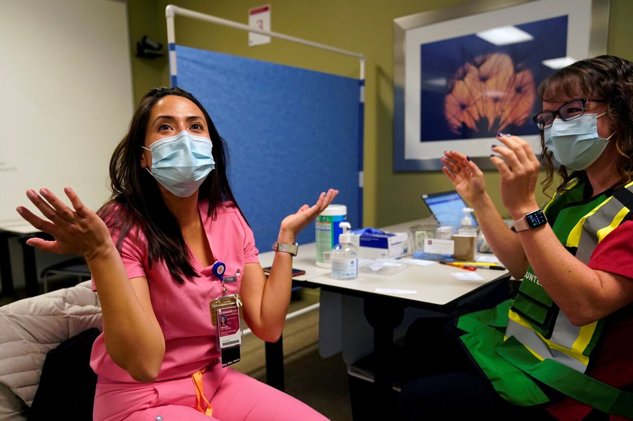 Медработнику делают прививку вакциной Pfizer-BioNTech, США