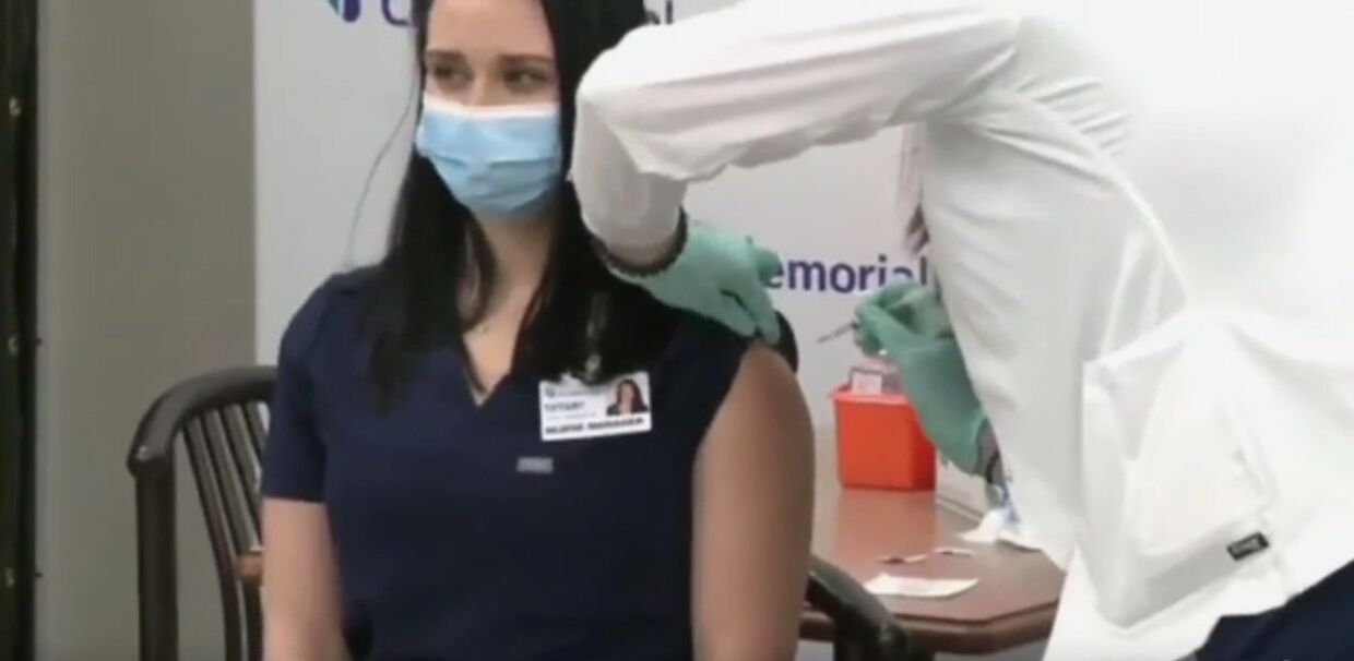 Медсестра упала в обморок на пресс-конференции после вакцинации от коронавируса