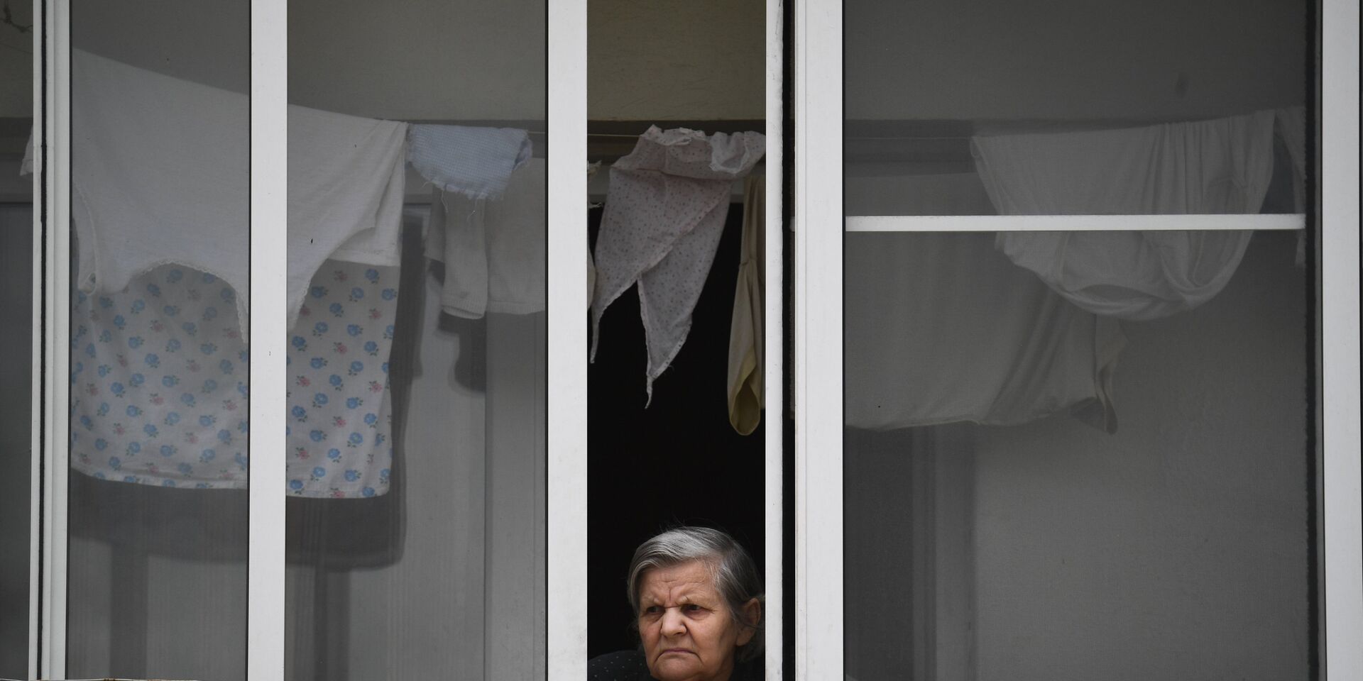 Женщина на балконе жилого дома - ИноСМИ, 1920, 07.01.2021