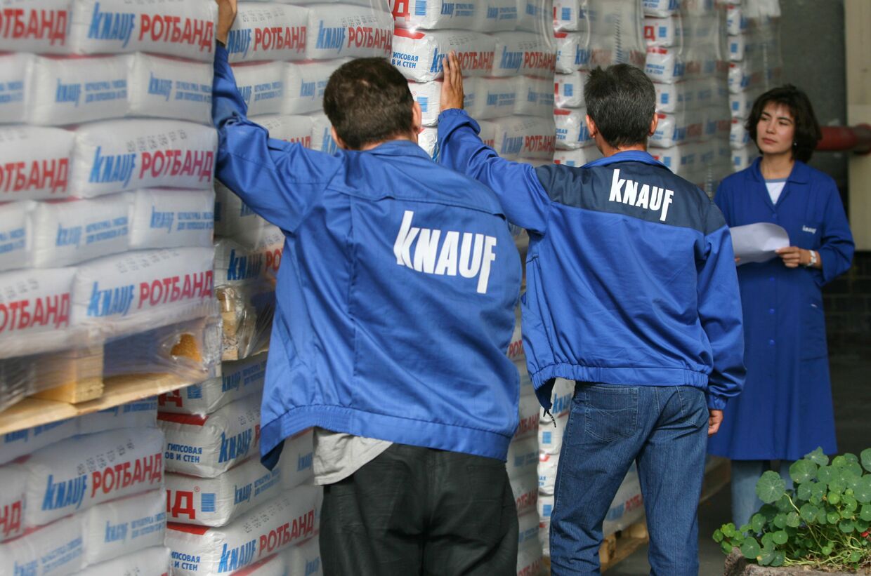 Отгрузка готовых строительных смесей на заводе группы немецких компаний Knauf в подмосковном Красногорске