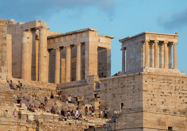 Туристы на холме Акрополь в Афинах