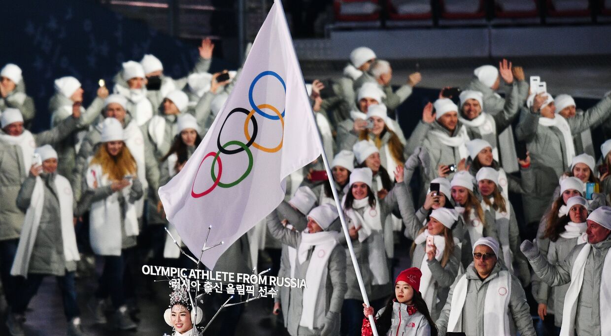 Российские спортсмены идут под Олимпийским флагом на церемонии открытия Олимпийских игр в Пхенчхане