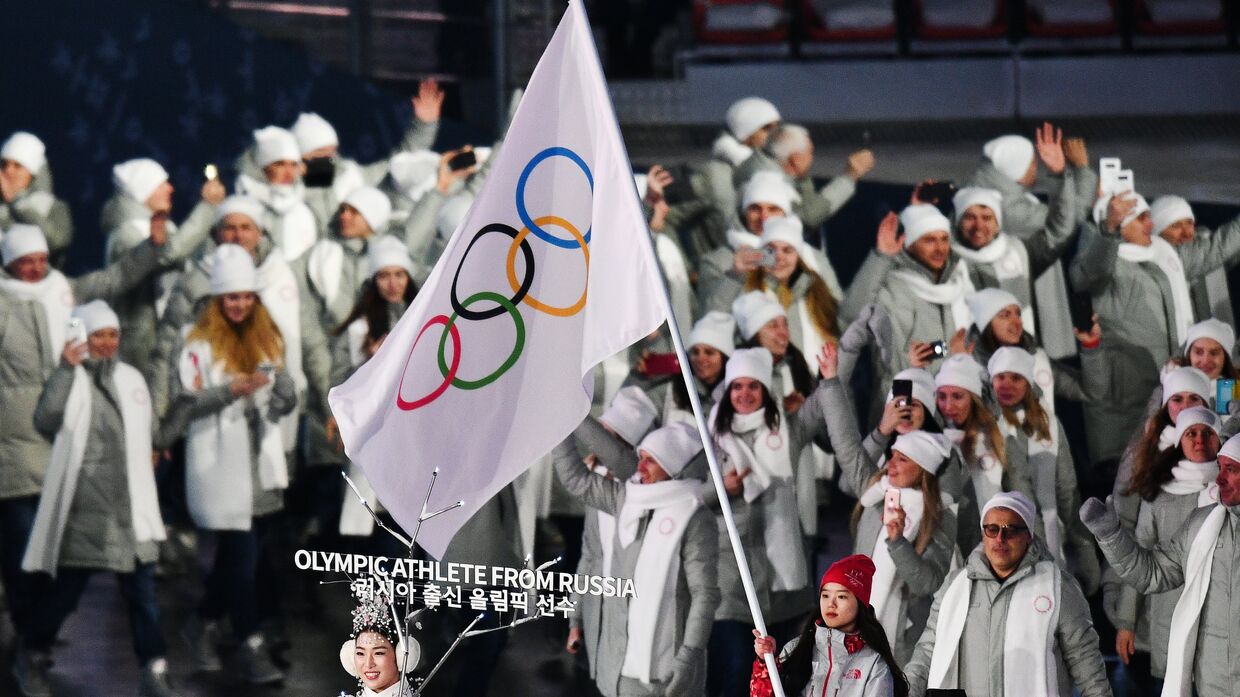 Российские спортсмены идут под Олимпийским флагом на церемонии открытия Олимпийских игр в Пхенчхане