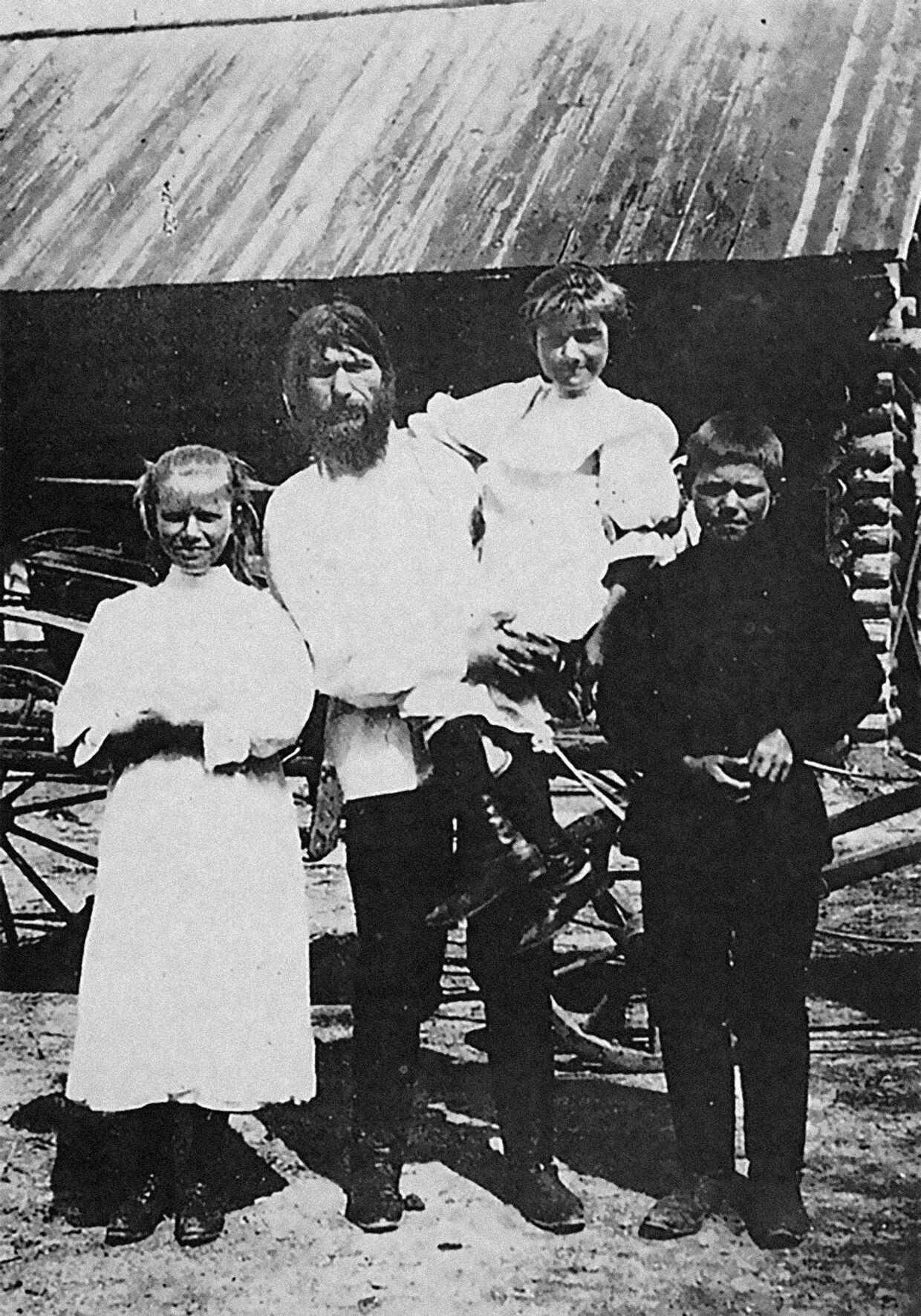 Распутин и трое его детей, Матрена, Варвара и Димитрий