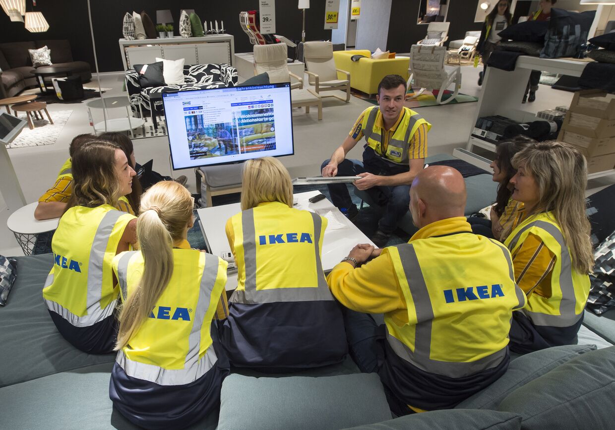 Сотрудники IKEA совещаются на рабочем месте