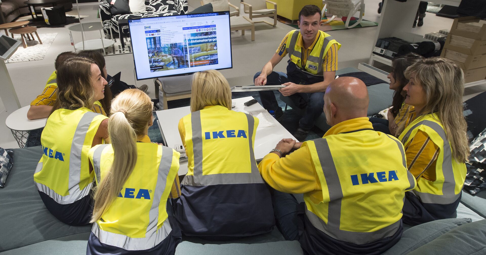 Сотрудники IKEA совещаются на рабочем месте - ИноСМИ, 1920, 28.12.2020